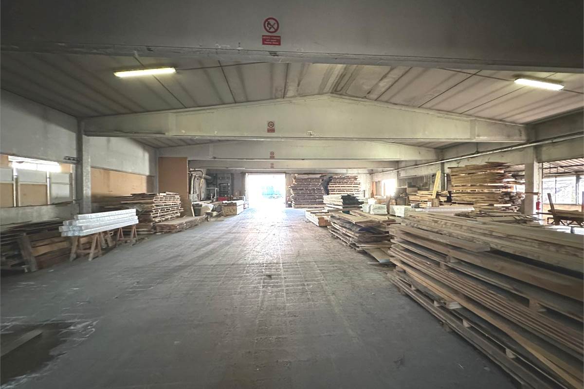CAPANNONE COMMERCIALE/PRODUTTIVO CON AREA ESTERNA
