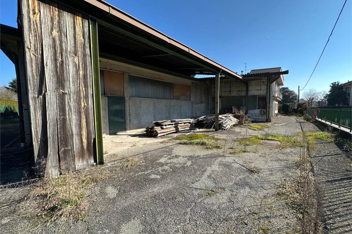 CAPANNONE COMMERCIALE/PRODUTTIVO CON AREA ESTERNA