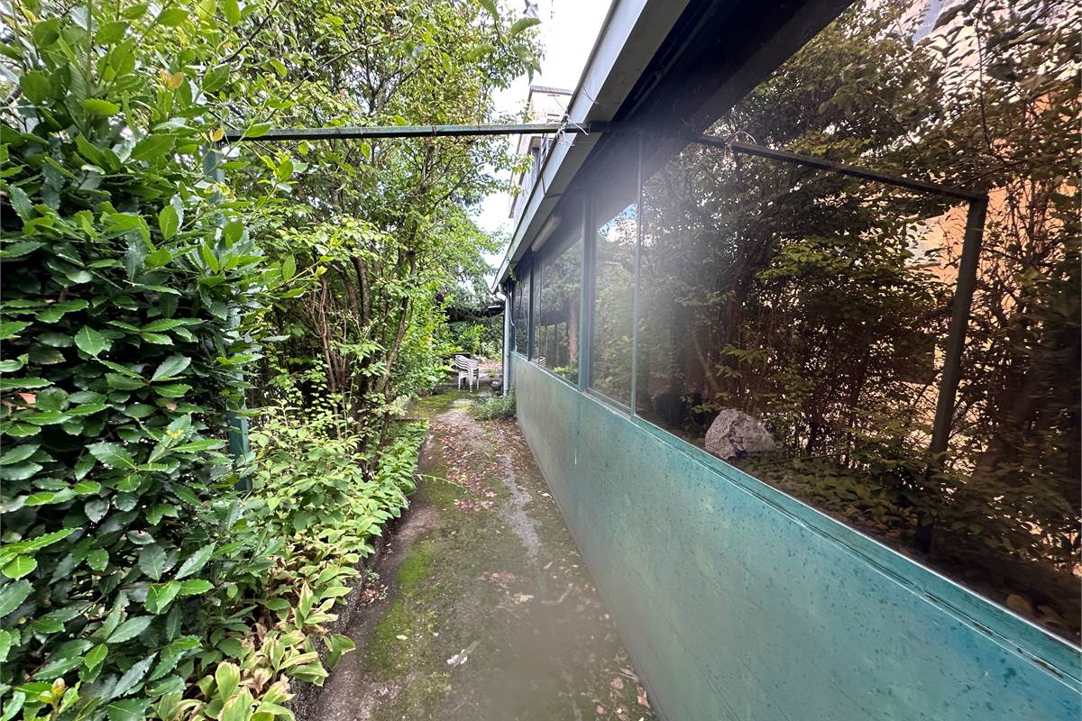 CANTU' PORZIONE DI CASA CON GIARDINO DA RISTRUTTURARE