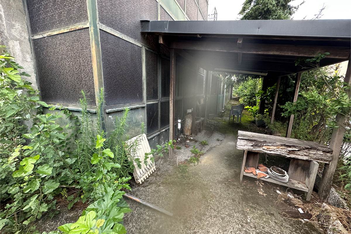 CANTU' PORZIONE DI CASA CON GIARDINO DA RISTRUTTURARE