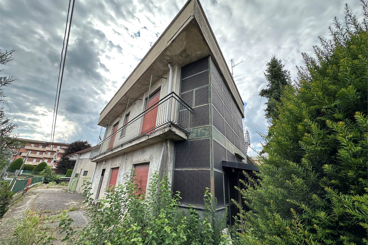 CANTU' PORZIONE DI CASA CON GIARDINO DA RISTRUTTURARE