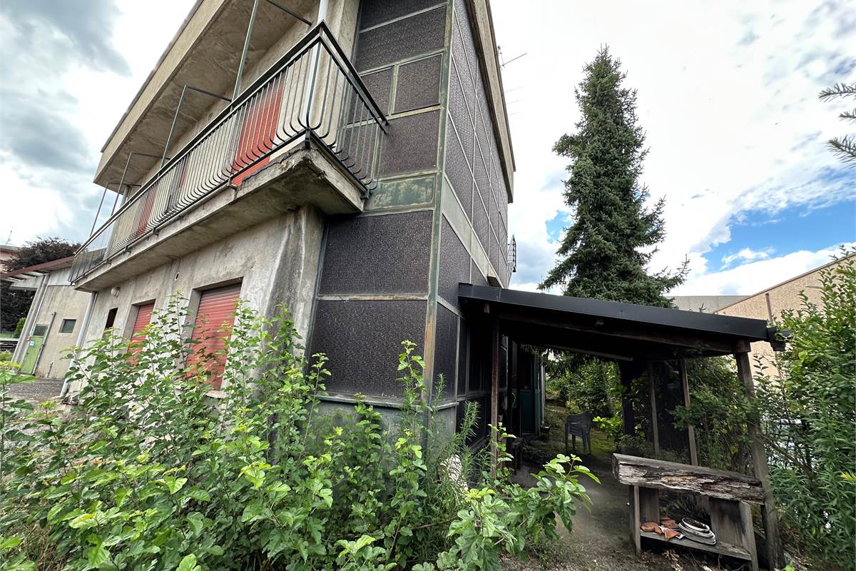 CANTU' PORZIONE DI CASA CON GIARDINO DA RISTRUTTURARE