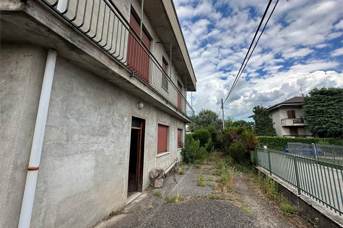 CANTU' PORZIONE DI CASA CON GIARDINO DA RISTRUTTURARE