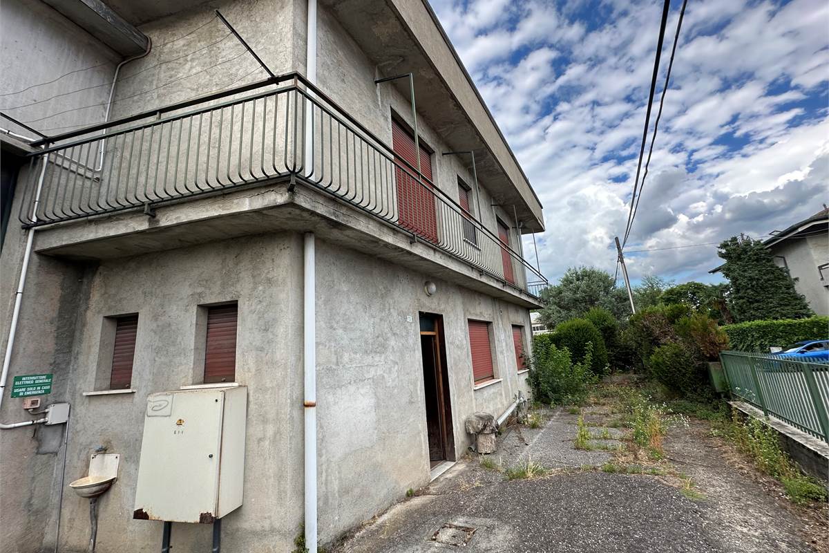 CANTU' PORZIONE DI CASA CON GIARDINO DA RISTRUTTURARE