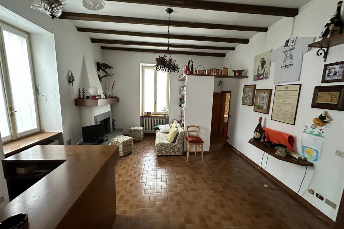 CANTU' CASA SINGOLA CON  QUATTRO APPARTAMENTI