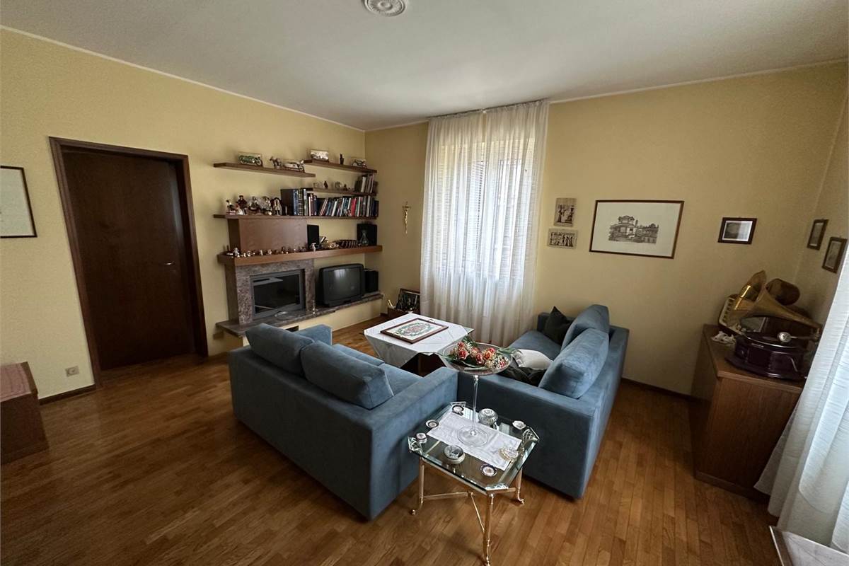 CANTU' CASA SINGOLA CON  QUATTRO APPARTAMENTI