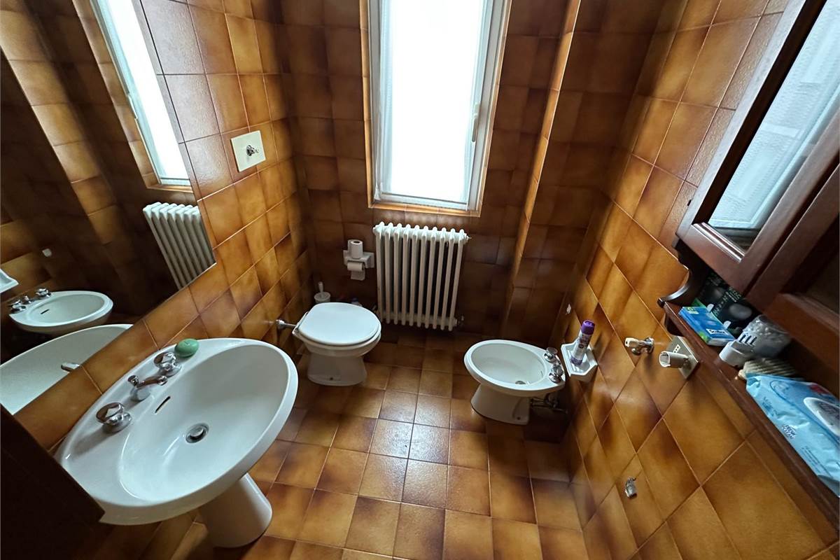 CANTU' CASA SINGOLA CON  QUATTRO APPARTAMENTI