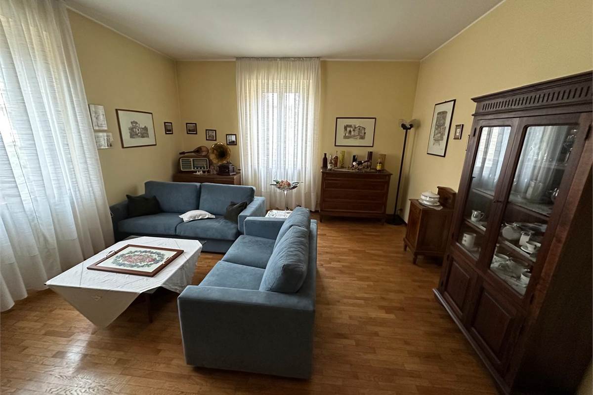 CANTU' CASA SINGOLA CON  QUATTRO APPARTAMENTI