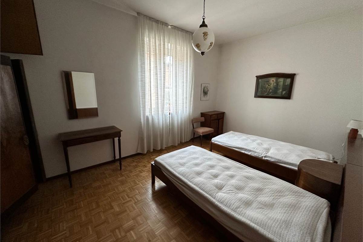 CANTU' CASA SINGOLA CON  QUATTRO APPARTAMENTI