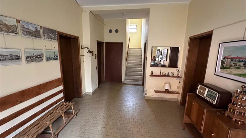 CANTU' CASA SINGOLA CON  QUATTRO APPARTAMENTI