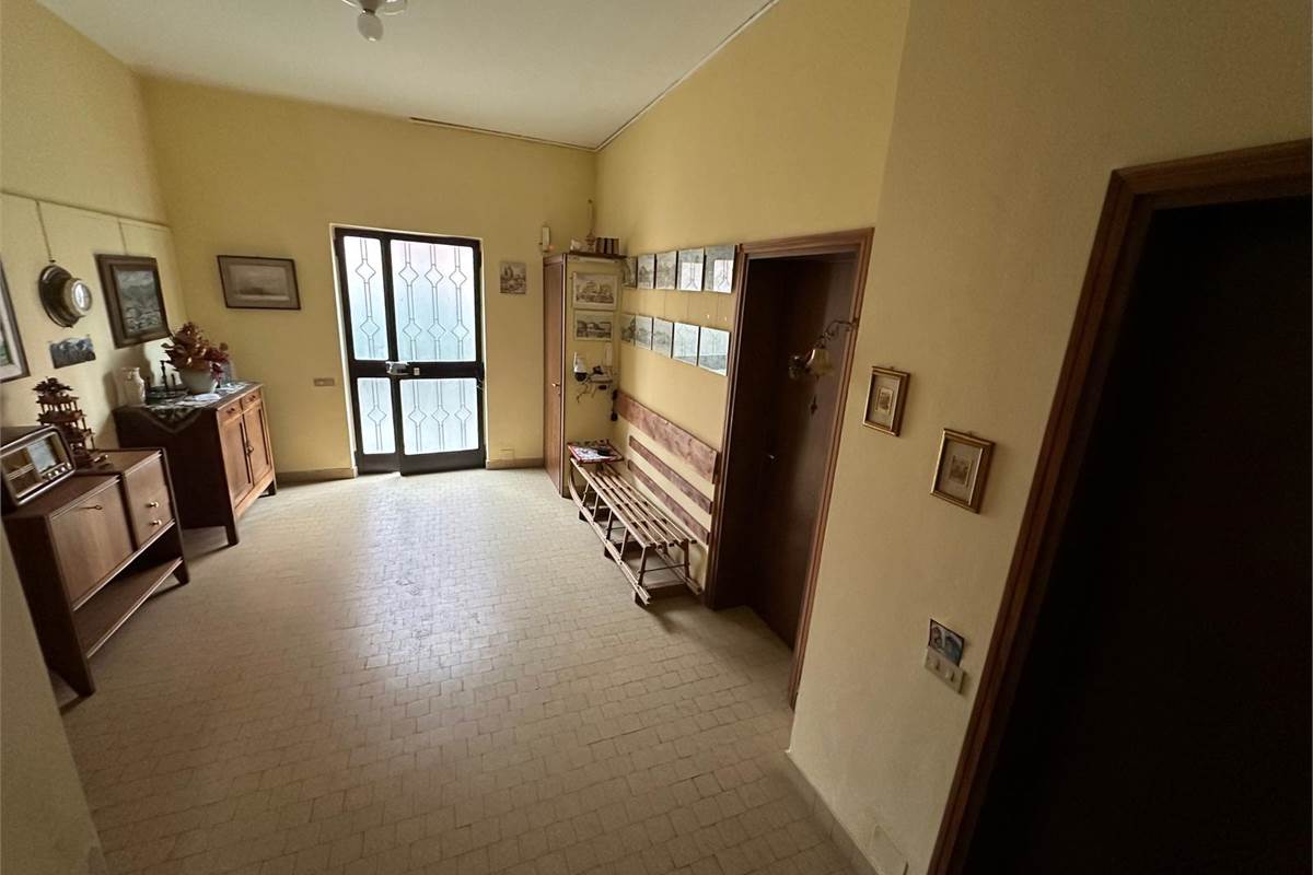 CANTU' CASA SINGOLA CON  QUATTRO APPARTAMENTI