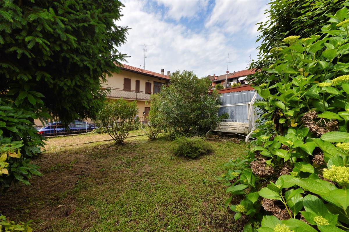 CANTU' CENTRO PENTALOCALE AL PIANO PRIMO CON BOX E GIARDINO 