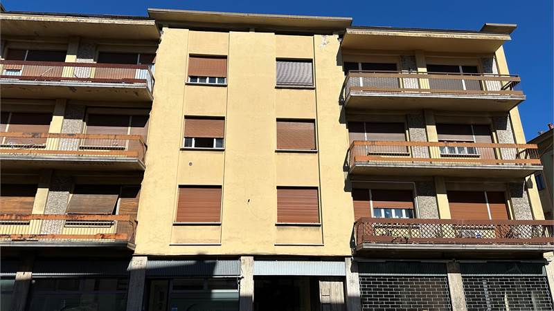 CANTU' TRILOCALE CON VISTA  RISTRUTTURATO BOX E CANTINA