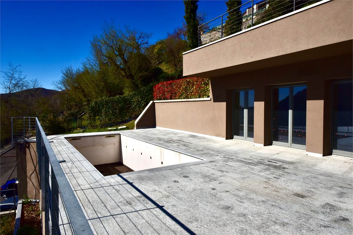 VILLE SINGOLE CON PISCINA E VISTA LAGO