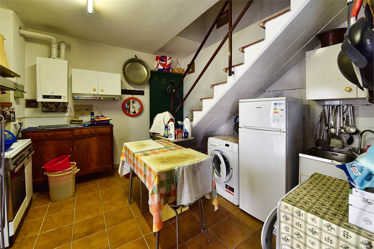 OLTRONA S. MAMETE: BILOCALE SU DUE LIVELLI CON INGRESSO INDIPENDENTEIN CENTRO STORICO