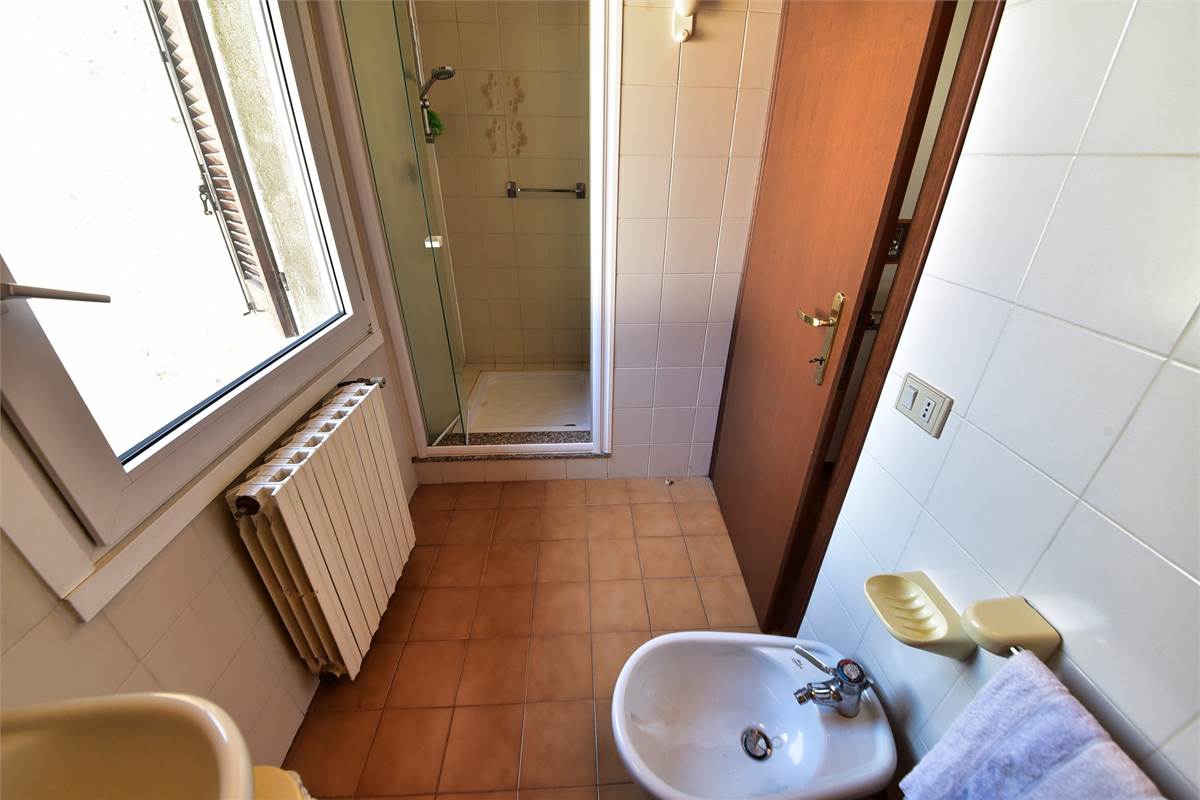 OLTRONA S. MAMETE: BILOCALE SU DUE LIVELLI CON INGRESSO INDIPENDENTEIN CENTRO STORICO