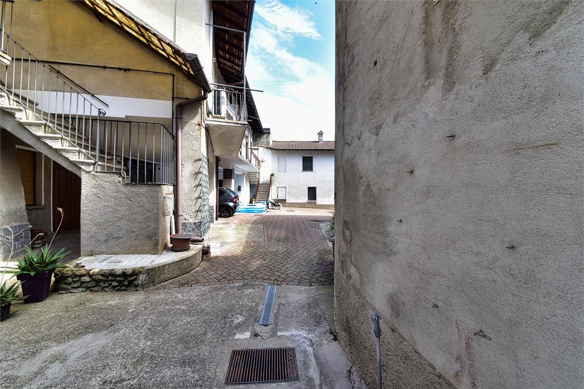 OLTRONA S. MAMETE: BILOCALE SU DUE LIVELLI CON INGRESSO INDIPENDENTEIN CENTRO STORICO
