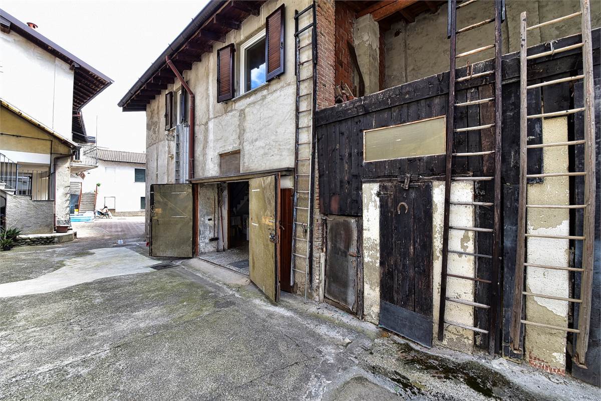 OLTRONA S. MAMETE: BILOCALE SU DUE LIVELLI CON INGRESSO INDIPENDENTEIN CENTRO STORICO