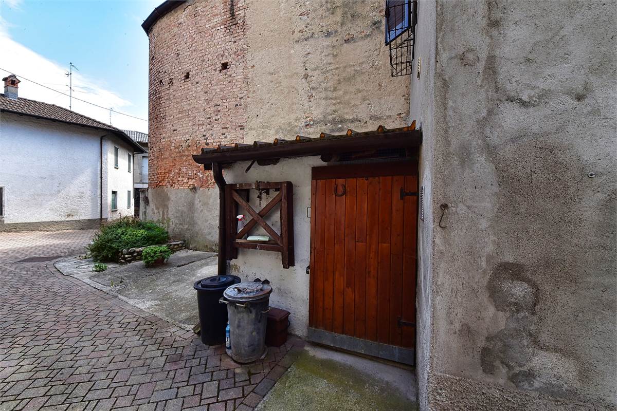 OLTRONA S. MAMETE: BILOCALE SU DUE LIVELLI CON INGRESSO INDIPENDENTEIN CENTRO STORICO