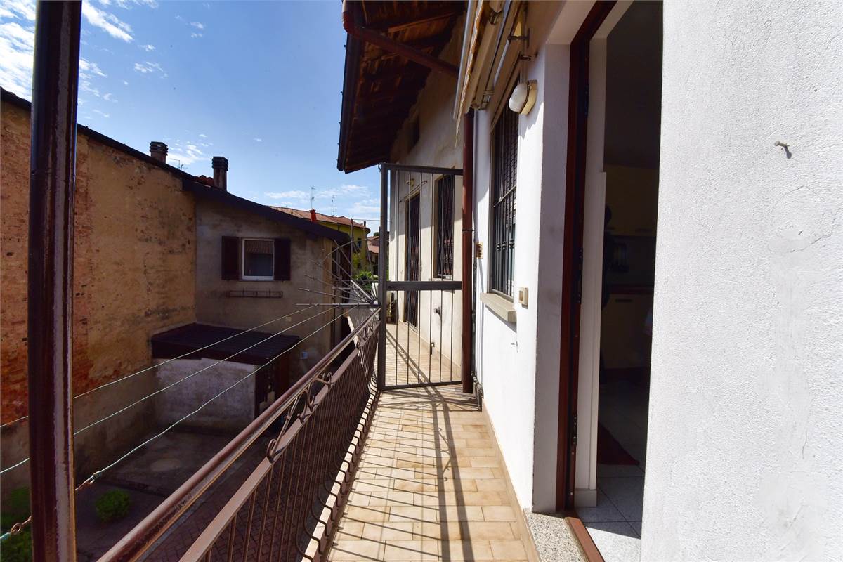 OLTRONA SAN MAMETE Luminoso bilocale in corte 