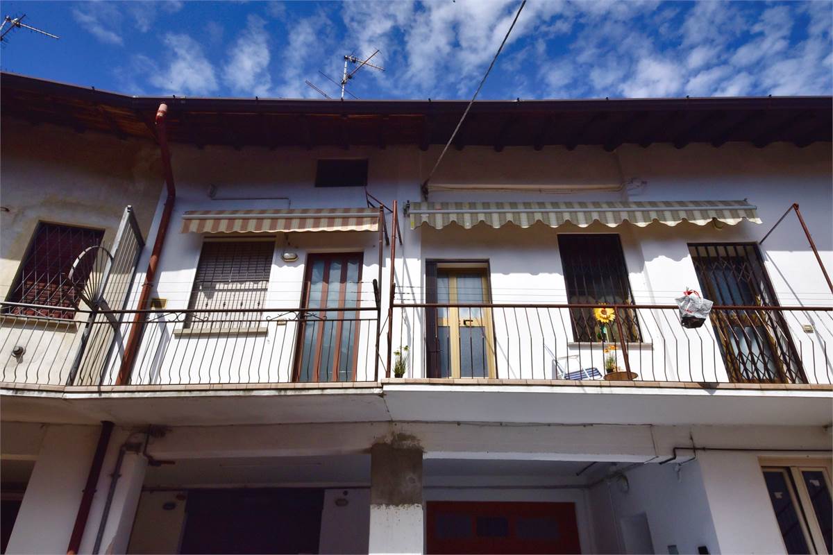 OLTRONA SAN MAMETE Luminoso bilocale in corte 