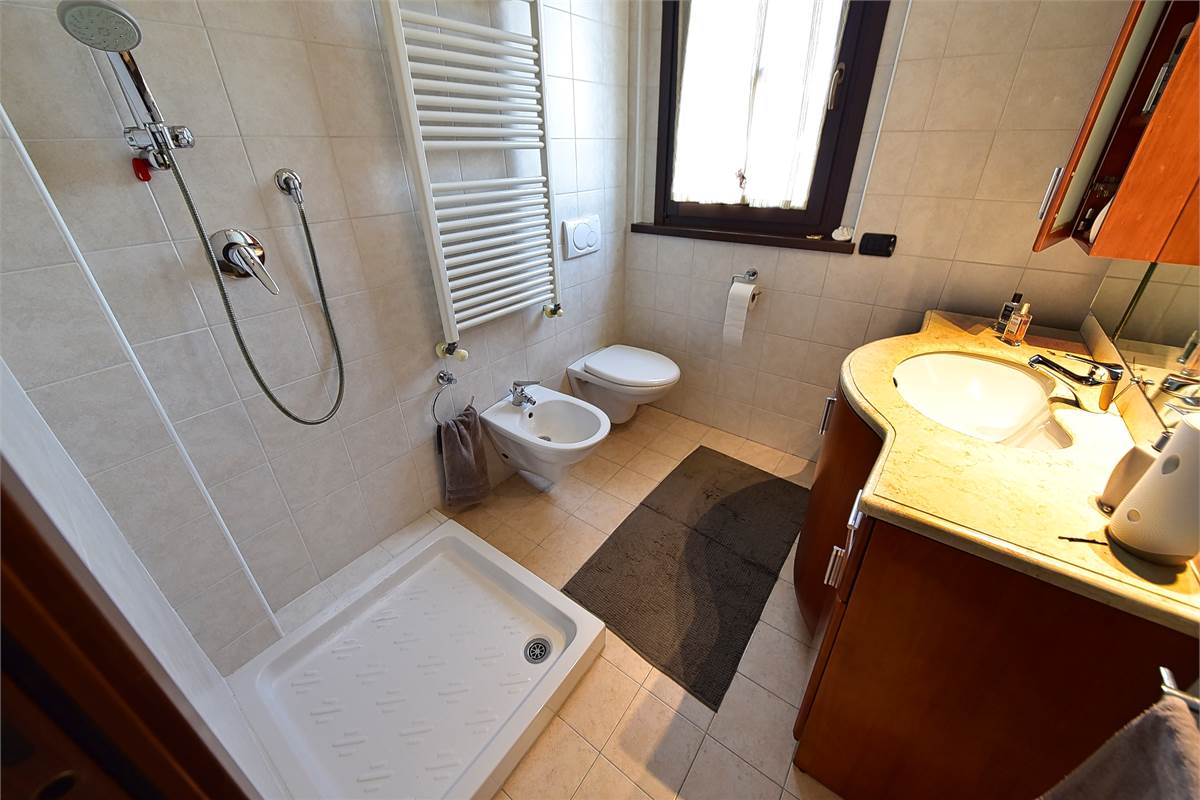 CANTU TRILOCALE LUMINOSO CON TERRAZZINO E BOX