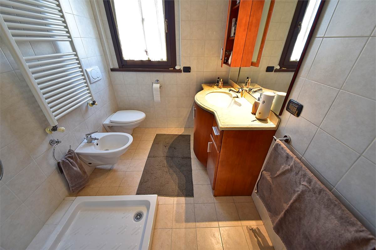 CANTU TRILOCALE LUMINOSO CON TERRAZZINO E BOX