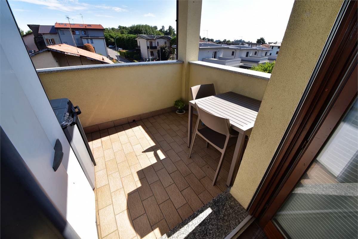 CANTU TRILOCALE LUMINOSO CON TERRAZZINO E BOX