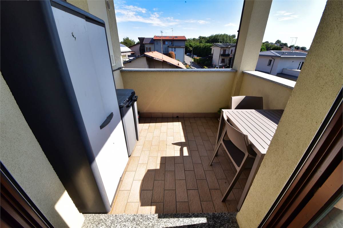CANTU TRILOCALE LUMINOSO CON TERRAZZINO E BOX