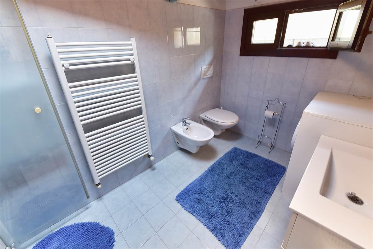 CANTU TRILOCALE LUMINOSO CON TERRAZZINO E BOX