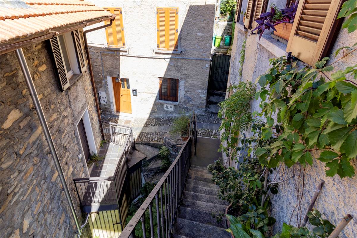 POGNANA LARIO - AFFASCINANTE PORZIONE DI CASA CON VISTA LAGO TERRAZZI E DEPANDANCE