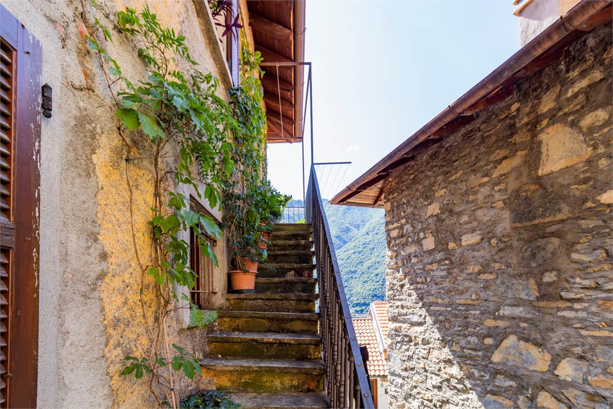 POGNANA LARIO - AFFASCINANTE PORZIONE DI CASA CON VISTA LAGO TERRAZZI E DEPANDANCE