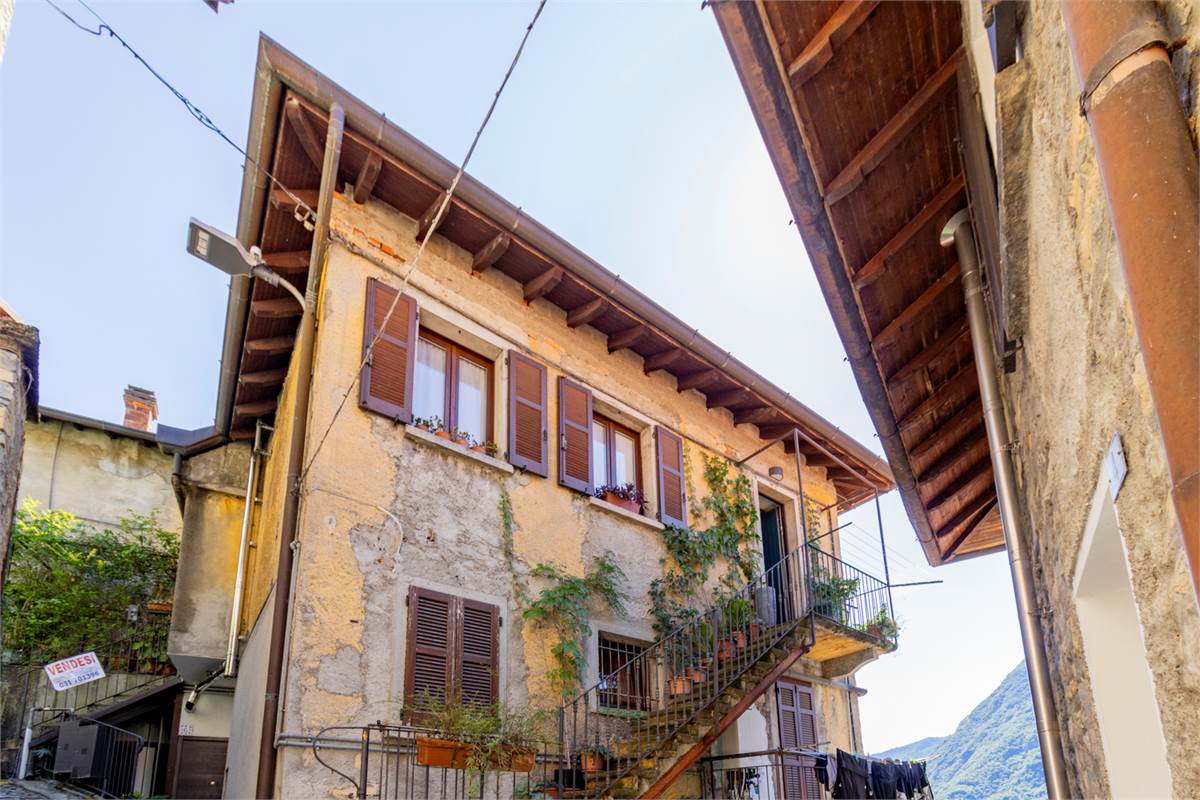 POGNANA LARIO - AFFASCINANTE PORZIONE DI CASA CON VISTA LAGO TERRAZZI E DEPANDANCE