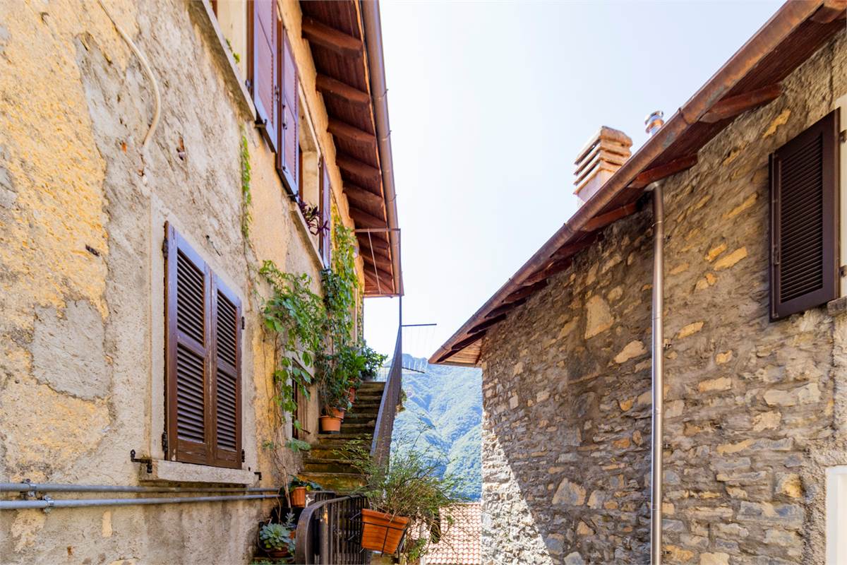 POGNANA LARIO - AFFASCINANTE PORZIONE DI CASA CON VISTA LAGO TERRAZZI E DEPANDANCE