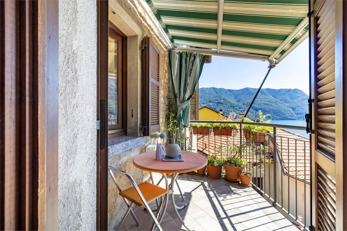 POGNANA LARIO - AFFASCINANTE PORZIONE DI CASA CON VISTA LAGO TERRAZZI E DEPANDANCE
