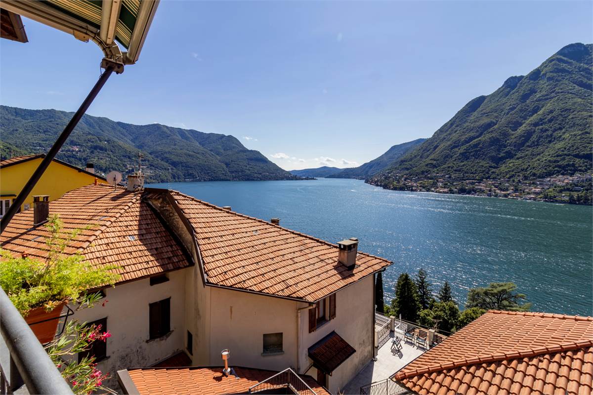 POGNANA LARIO - AFFASCINANTE PORZIONE DI CASA CON VISTA LAGO TERRAZZI E DEPANDANCE