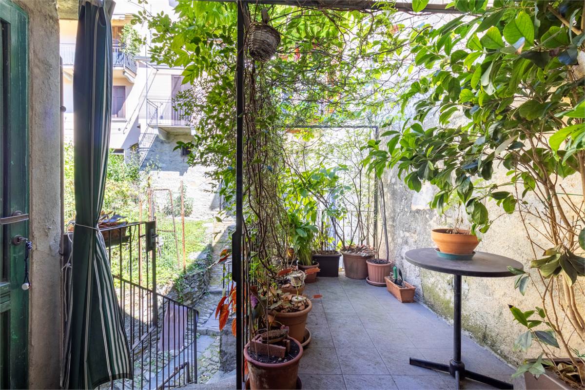 POGNANA LARIO - AFFASCINANTE PORZIONE DI CASA CON VISTA LAGO TERRAZZI E DEPANDANCE