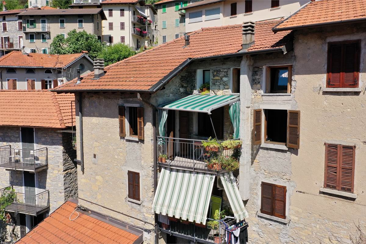 POGNANA LARIO - AFFASCINANTE PORZIONE DI CASA CON VISTA LAGO TERRAZZI E DEPANDANCE