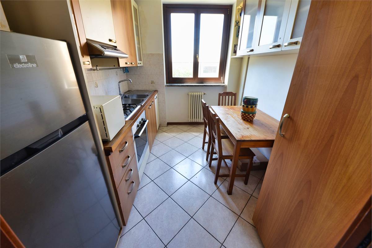 CANTU' TRELOCALI CON TERRAZZINO, CANTINA E BOX