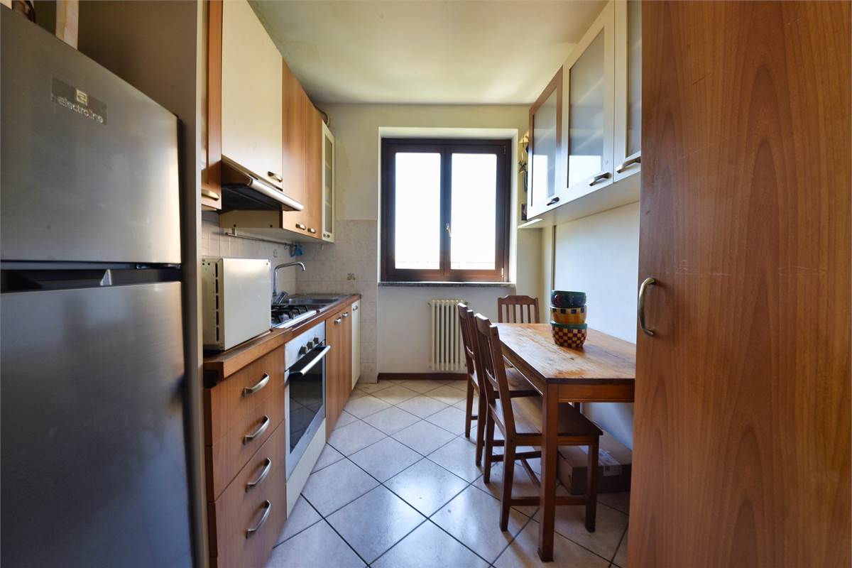CANTU' TRELOCALI CON TERRAZZINO, CANTINA E BOX