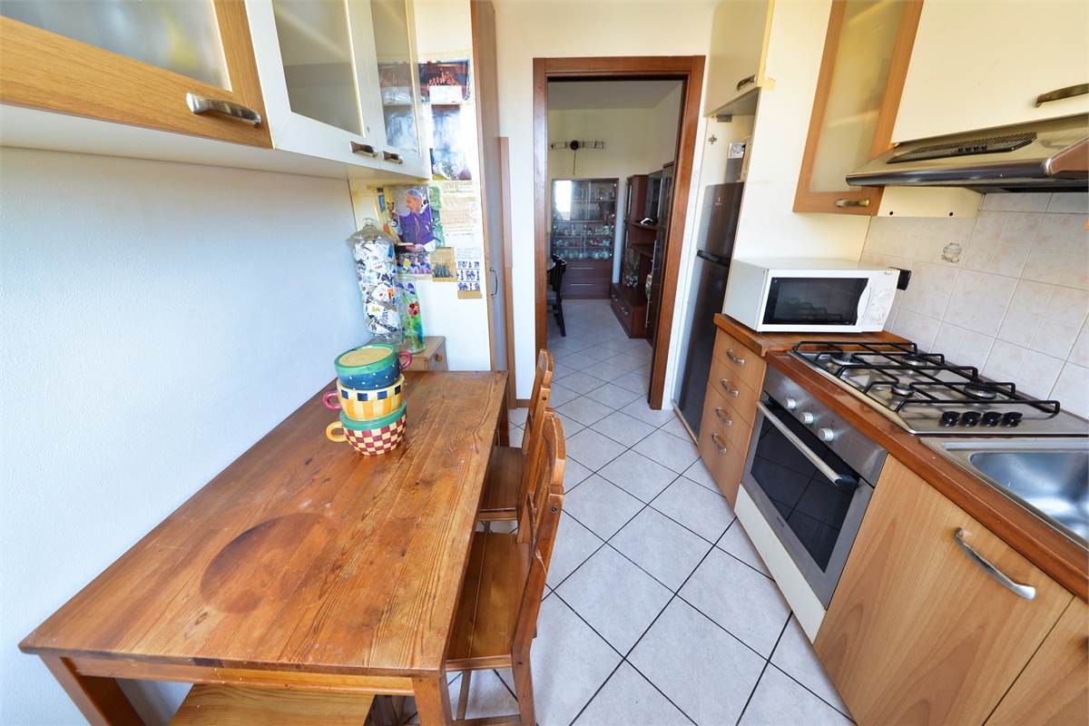 CANTU' TRELOCALI CON TERRAZZINO, CANTINA E BOX