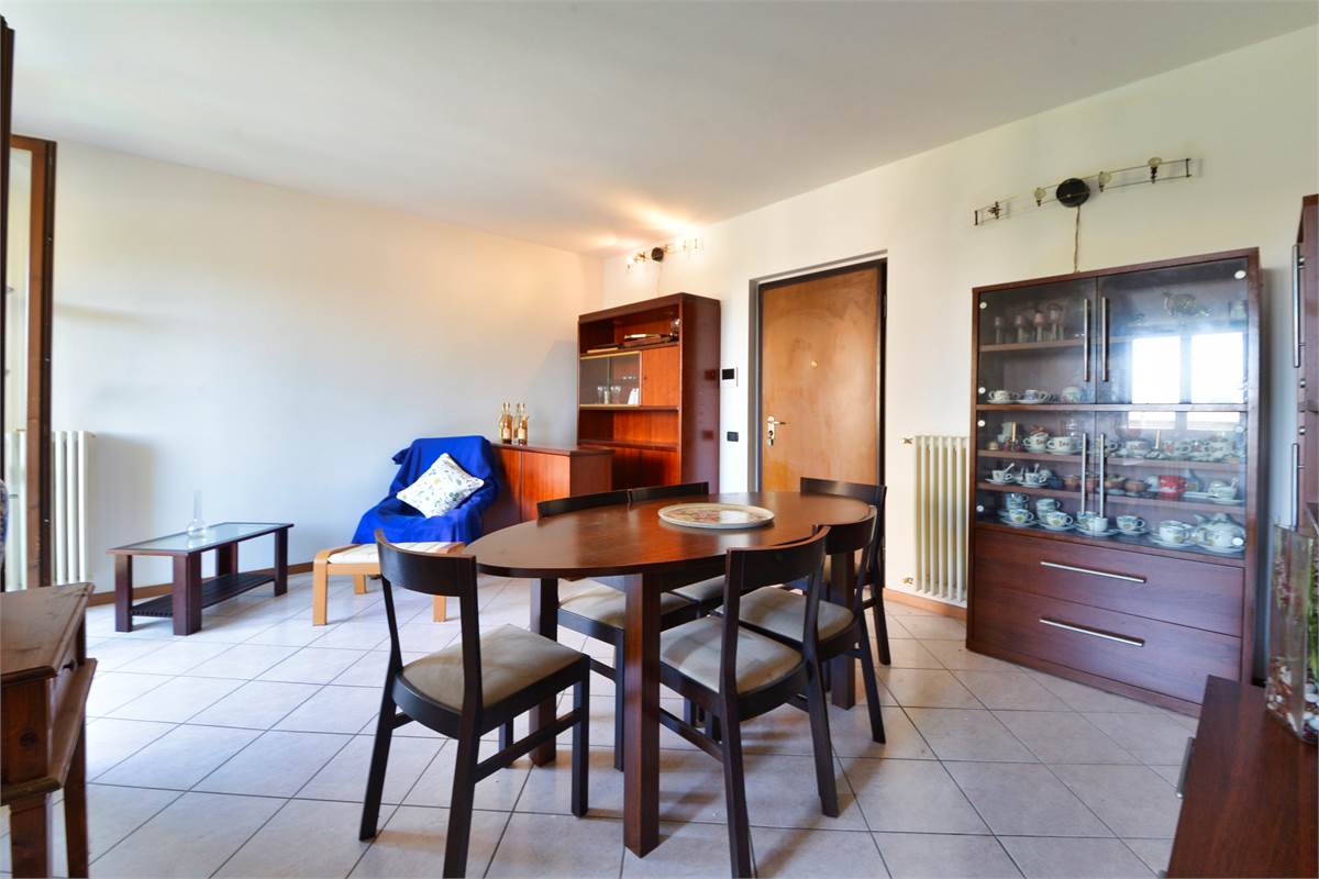 CANTU' TRELOCALI CON TERRAZZINO, CANTINA E BOX