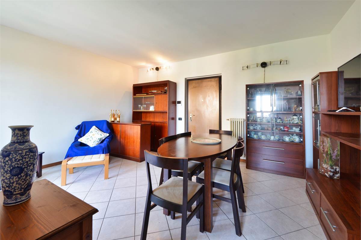 CANTU' TRELOCALI CON TERRAZZINO, CANTINA E BOX