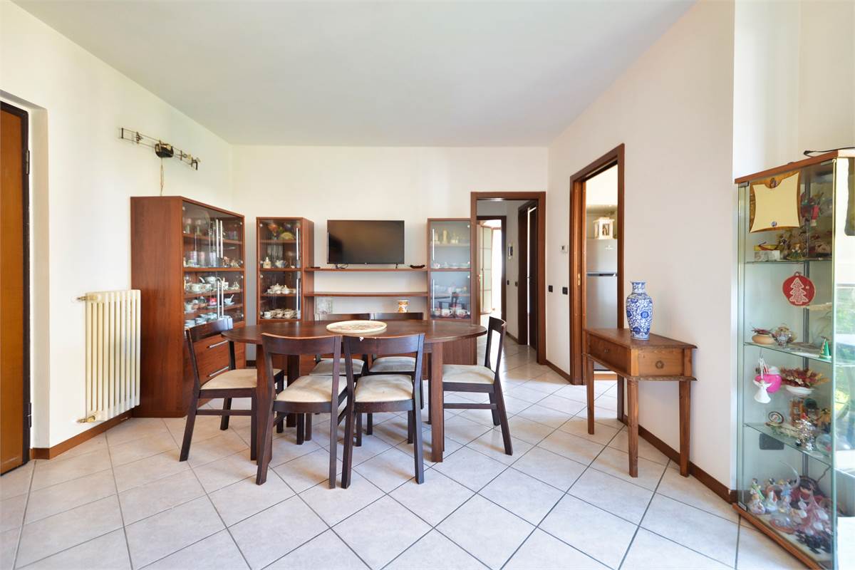 CANTU' TRELOCALI CON TERRAZZINO, CANTINA E BOX