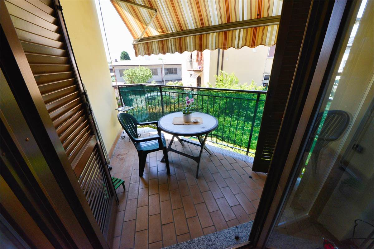 CANTU' TRELOCALI CON TERRAZZINO, CANTINA E BOX