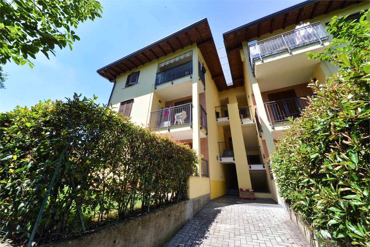 CANTU' TRELOCALI CON TERRAZZINO, CANTINA E BOX