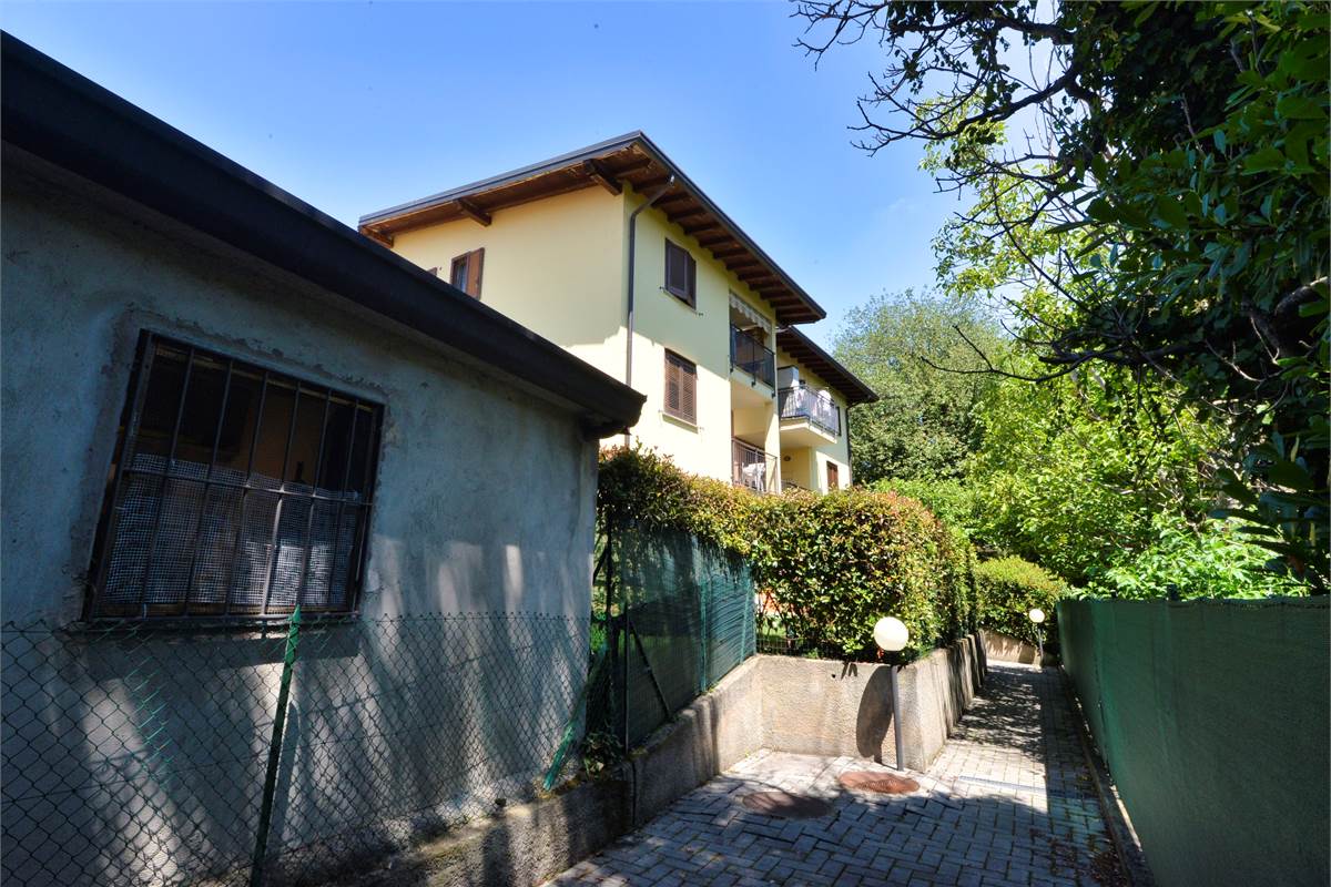 CANTU' TRELOCALI CON TERRAZZINO, CANTINA E BOX