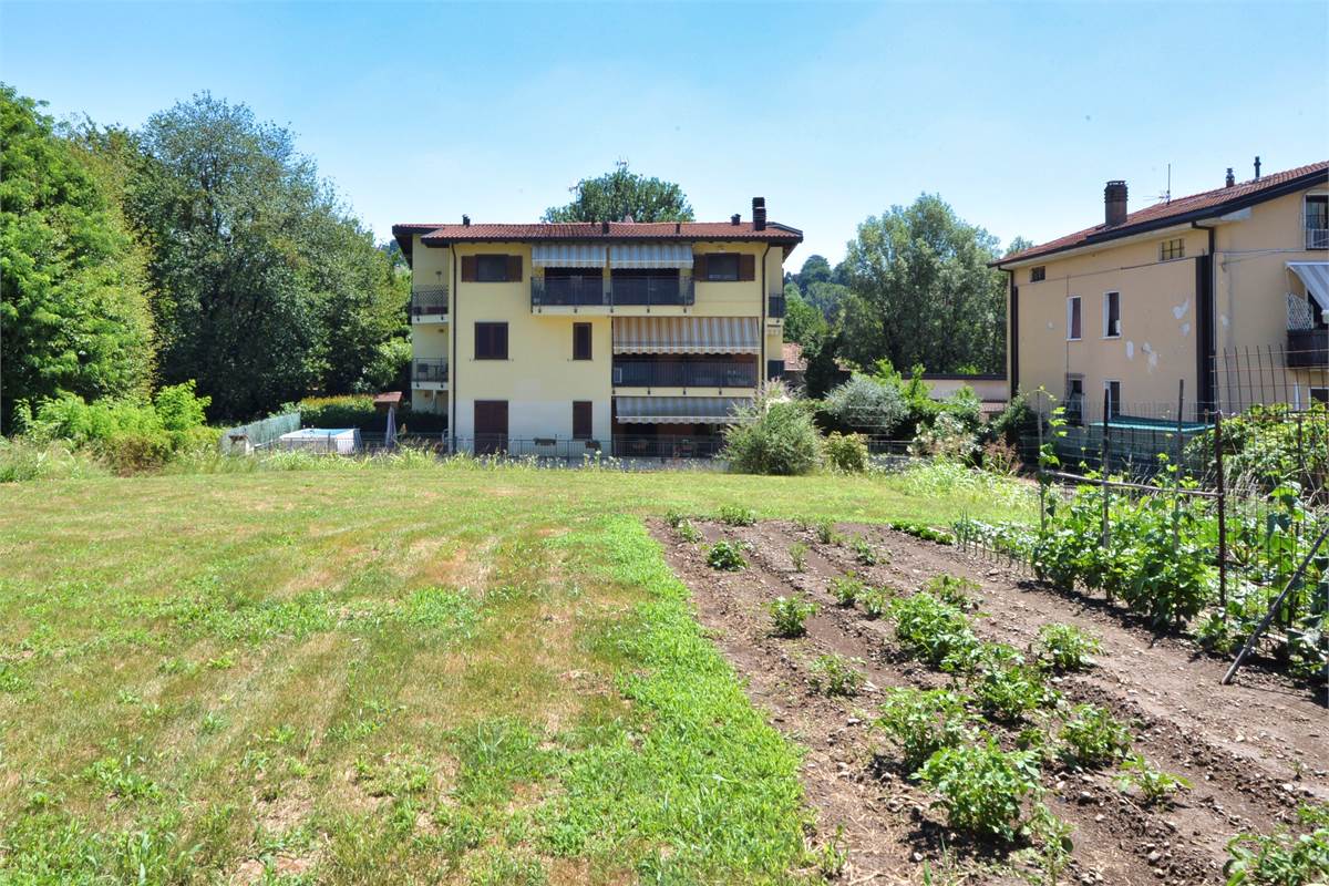 CANTU' TRELOCALI CON TERRAZZINO, CANTINA E BOX