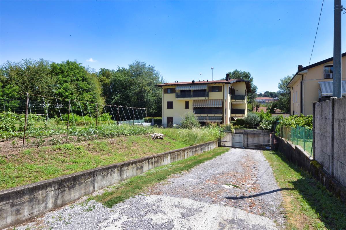 CANTU' TRELOCALI CON TERRAZZINO, CANTINA E BOX