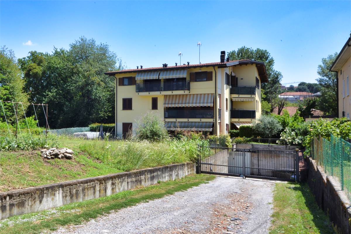 CANTU' TRELOCALI CON TERRAZZINO, CANTINA E BOX